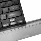El recinto limpio del laboratorio utiliza el pequeño teclado Mini Keyboard atado con alambre antiestático del ESD