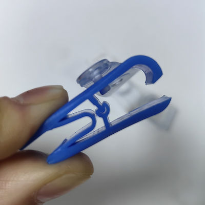 Exclusivo Clip de plástico azul blanco para colgar Clip antiderrapante de plástico para portador de identificación