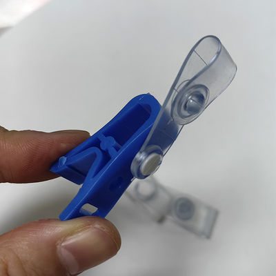 Exclusivo Clip de plástico azul blanco para colgar Clip antiderrapante de plástico para portador de identificación