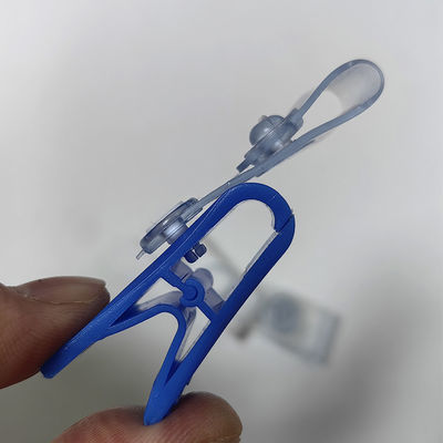 Exclusivo Clip de plástico azul blanco para colgar Clip antiderrapante de plástico para portador de identificación