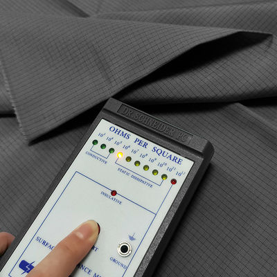 Tejido TC antistático de fibra de carbono negro con rejilla de 4 mm 33% de algodón 2% para ropa de trabajo ESD