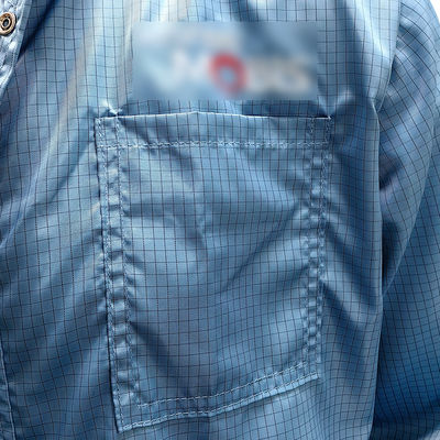 Camisa antistatista ESD de sala limpia con una cremallera de rebanada de malla blanca en la espalda Camisa de laboratorio antistatista