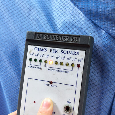 Bata de laboratorio ESD antiestática de poliéster 96% + fibra de carbono 4% con rejilla de diamante